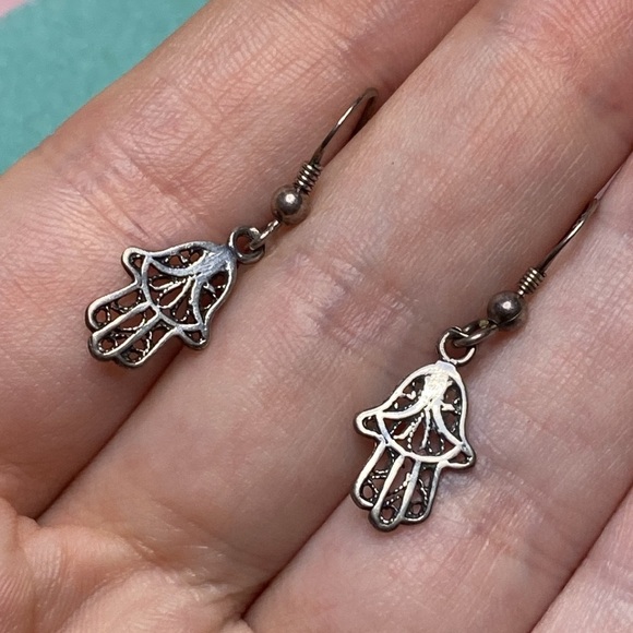 💛 Vintage Silver Hamsa Hand Earrings - Picture 5 of 5
